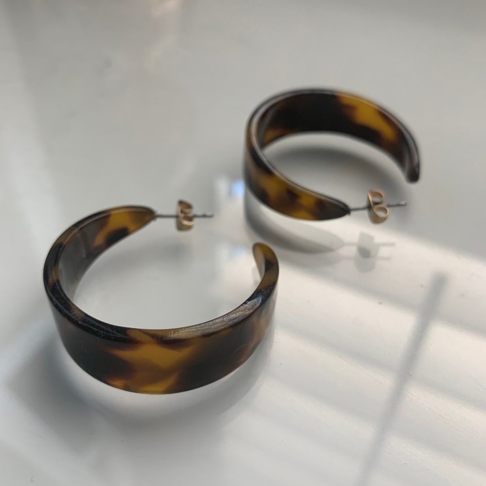 Tortoise Shell Hoop Earrings - Picture 3 of 5